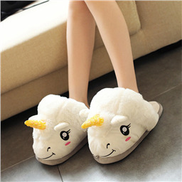 тапки единороги на ногах