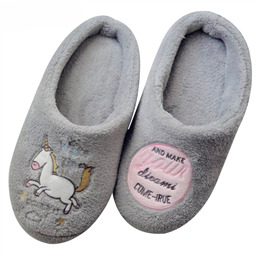 серые сверху тапочки 